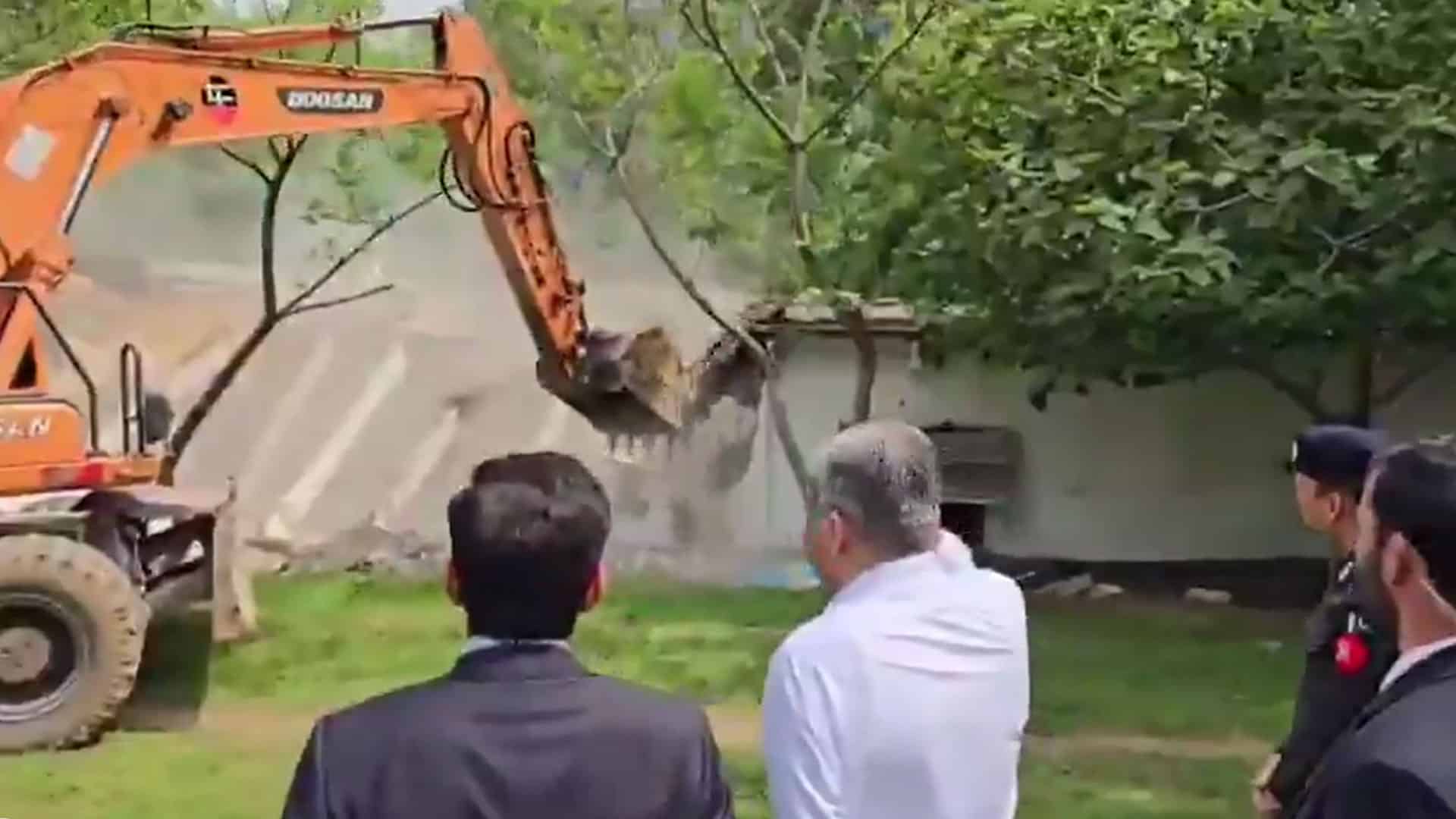 اب چلے گا سب پر بلڈوزر! وزیر داخلہ محسن نقوی کی سربراہی میں اسلام آباد کو تجاوزات سے پاک کرنے کا مشن شروع