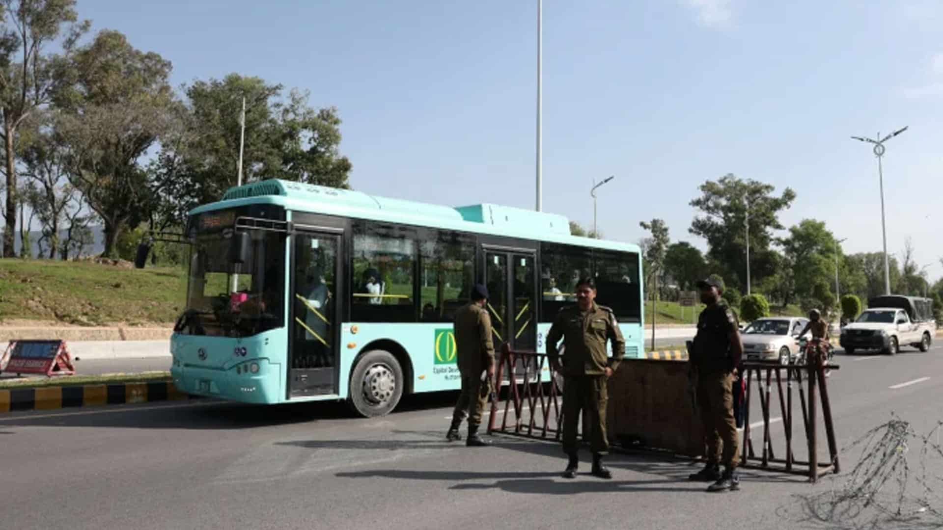 راولپنڈی میں بھی ریڈ الرٹ، فیض آباد مکمل سیل، ہوٹلز اور دکانیں بند کروا دی گئیں، میٹروبس سروس بھی تاحکم ثانی معطل