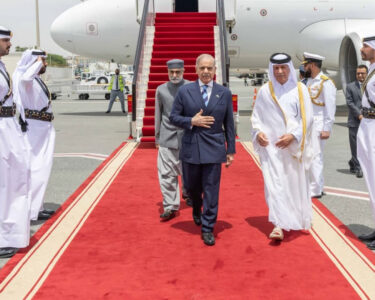 وزیراعظم شہباز شریف کا قطر پہنچنے پر پرتپاک استقبال