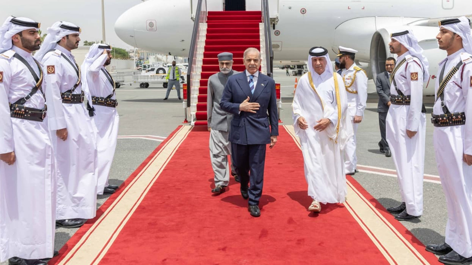 سعودی عرب کے بعد دوحہ میں ’پاکستان زندہ باد‘ کی گونج، وزیراعظم شہباز شریف کا قطر پہنچنے پر پرتپاک استقبال