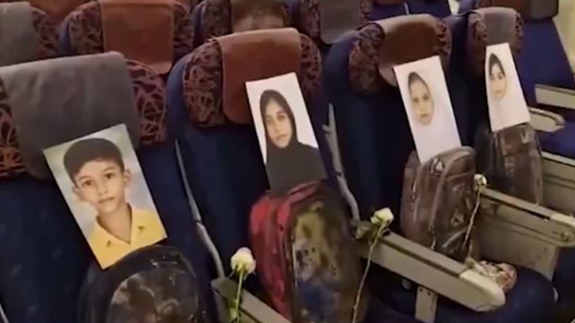 پاکستان آنے والے ایرانی وفد کا جذباتی احتجاج، طیارے میں دل دہلا دینے والے مناظر