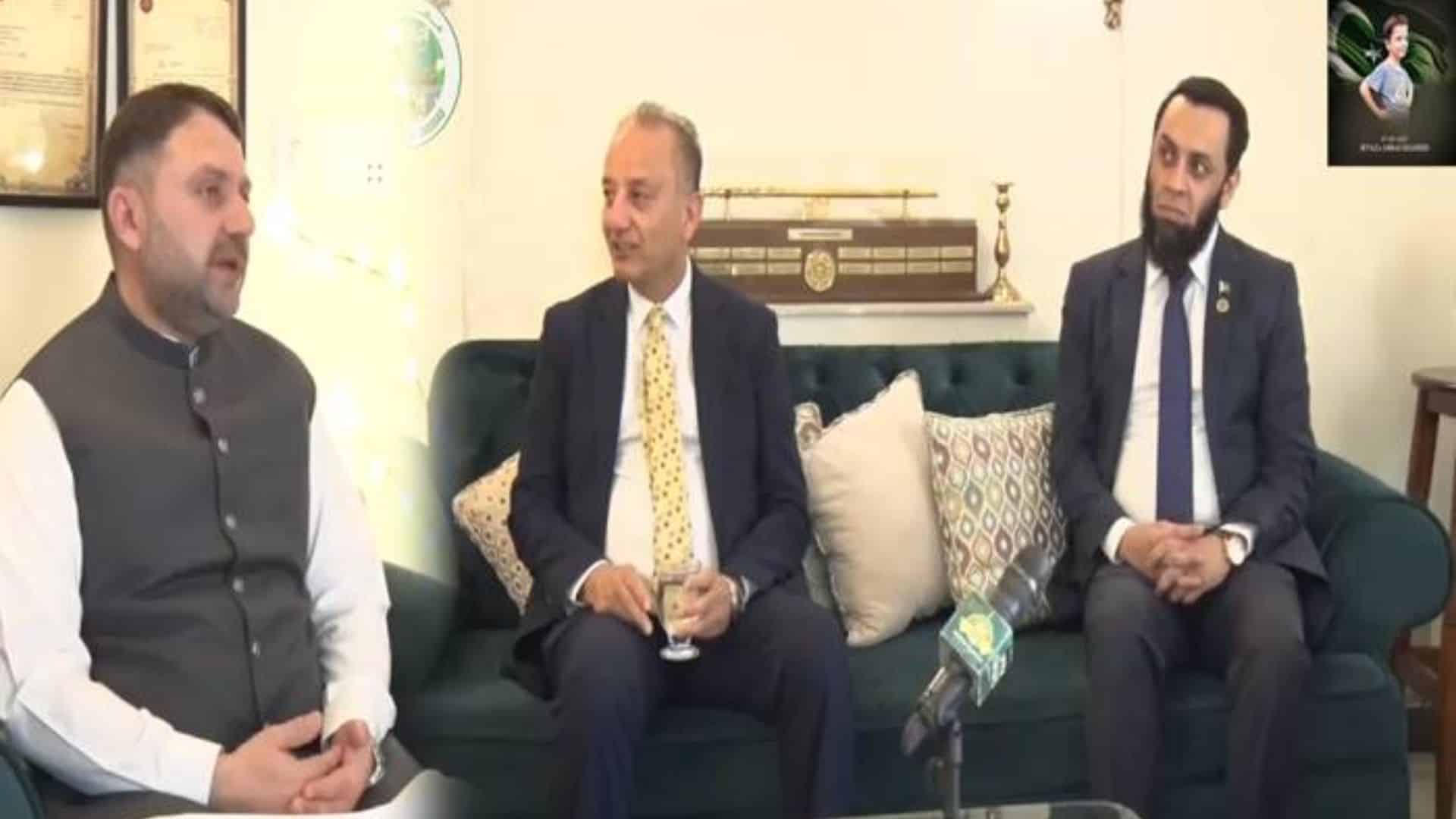 وفاقی وزراء کا معرکہ حق کے کمسن مجاہد ارتضیٰ عباس شہید کے گھر آمد، خراج عقیدت پیش کیا