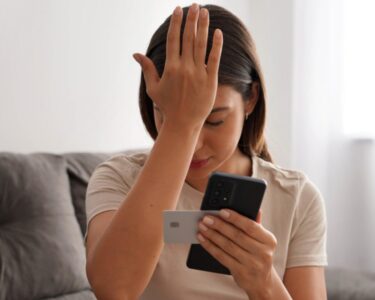 خبردار ! موبائل کی ایک پوشیدہ سیٹنگ آپ کا بینک اکاؤنٹ خالی کر سکتی ہے