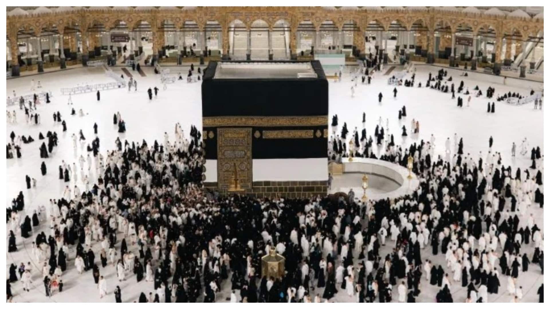 حج سیزن کا آغاز ، خانہ کعبہ کے غلاف کو بلند کر دیا گیا