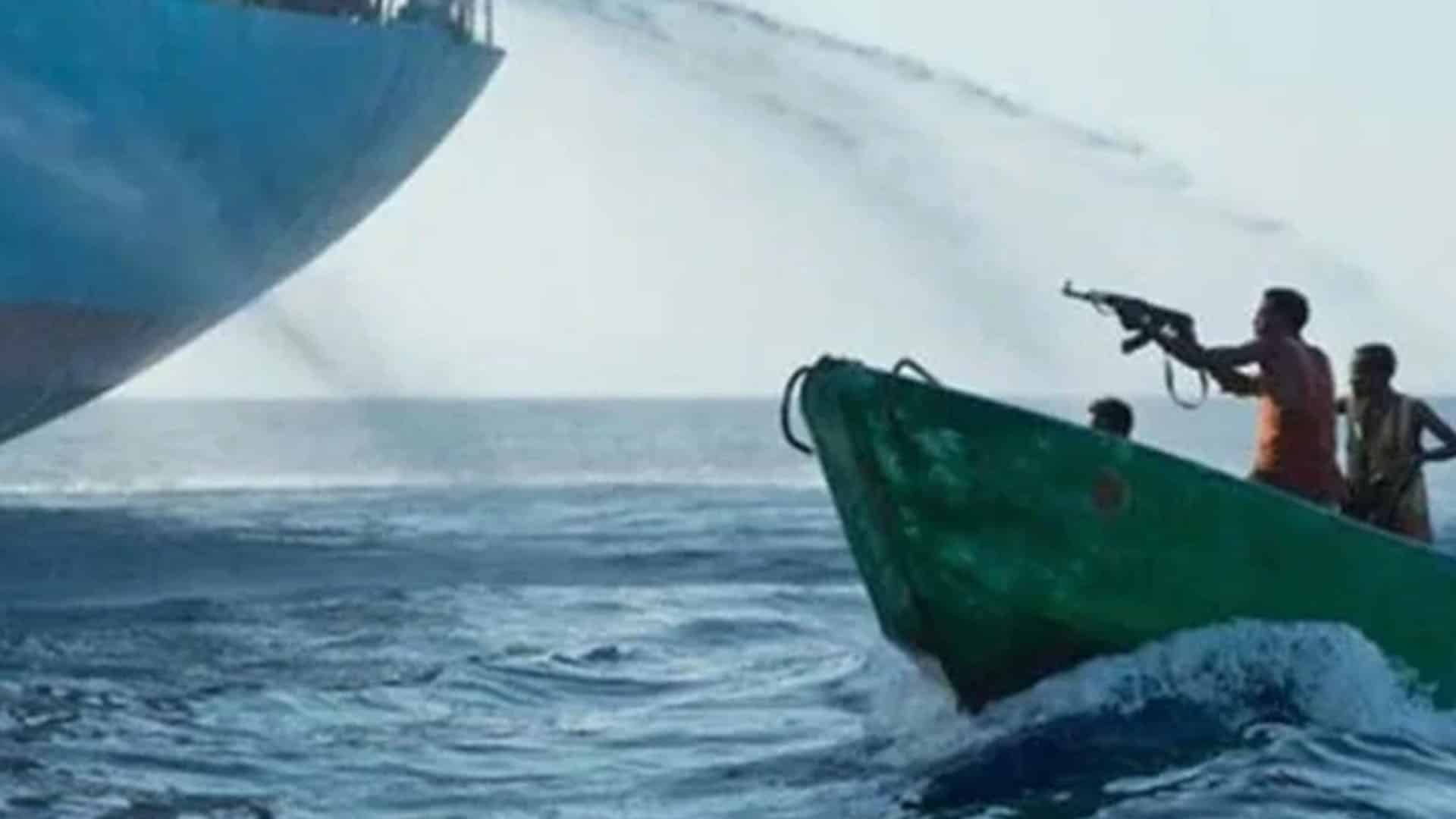 صومالی قزاقوں کا آئل ٹینکر پر  حملہ ، یرغمال بنائےجانیوالوں میں 11 پاکستانی بھی شامل