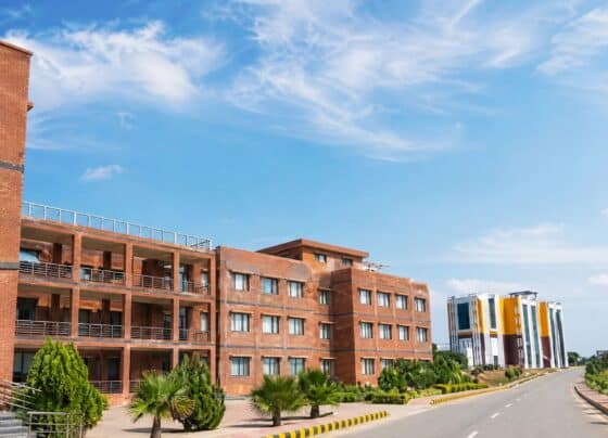 پی اے آئی خیبر پختونخوا میں 68 سالہ ’پی ڈی‘ کی 10 سالہ تعیناتی پر بڑا سوال اٹھ گیا