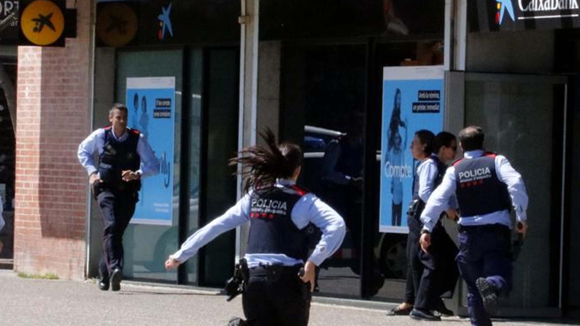 اٹلی میں فلمی طرز کی بینک ڈکیتی، 25 افراد یرغمال، ڈاکو زیر زمین سرنگ سے فرار