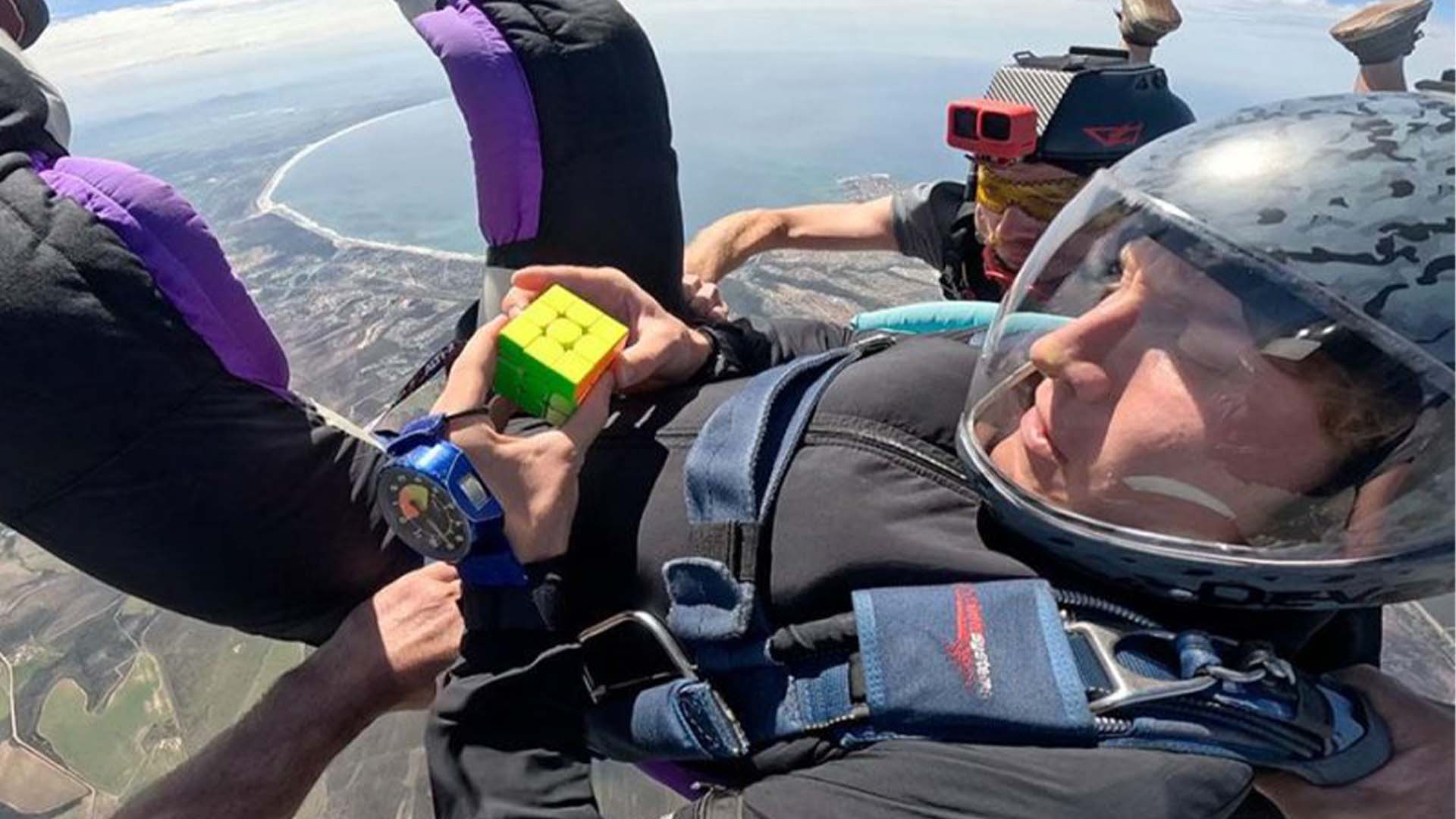 ہوا میں روبی کس کیوب حل کرنے کا نیا عالمی ریکارڈ، جرمن یوٹیوبر کا کمال