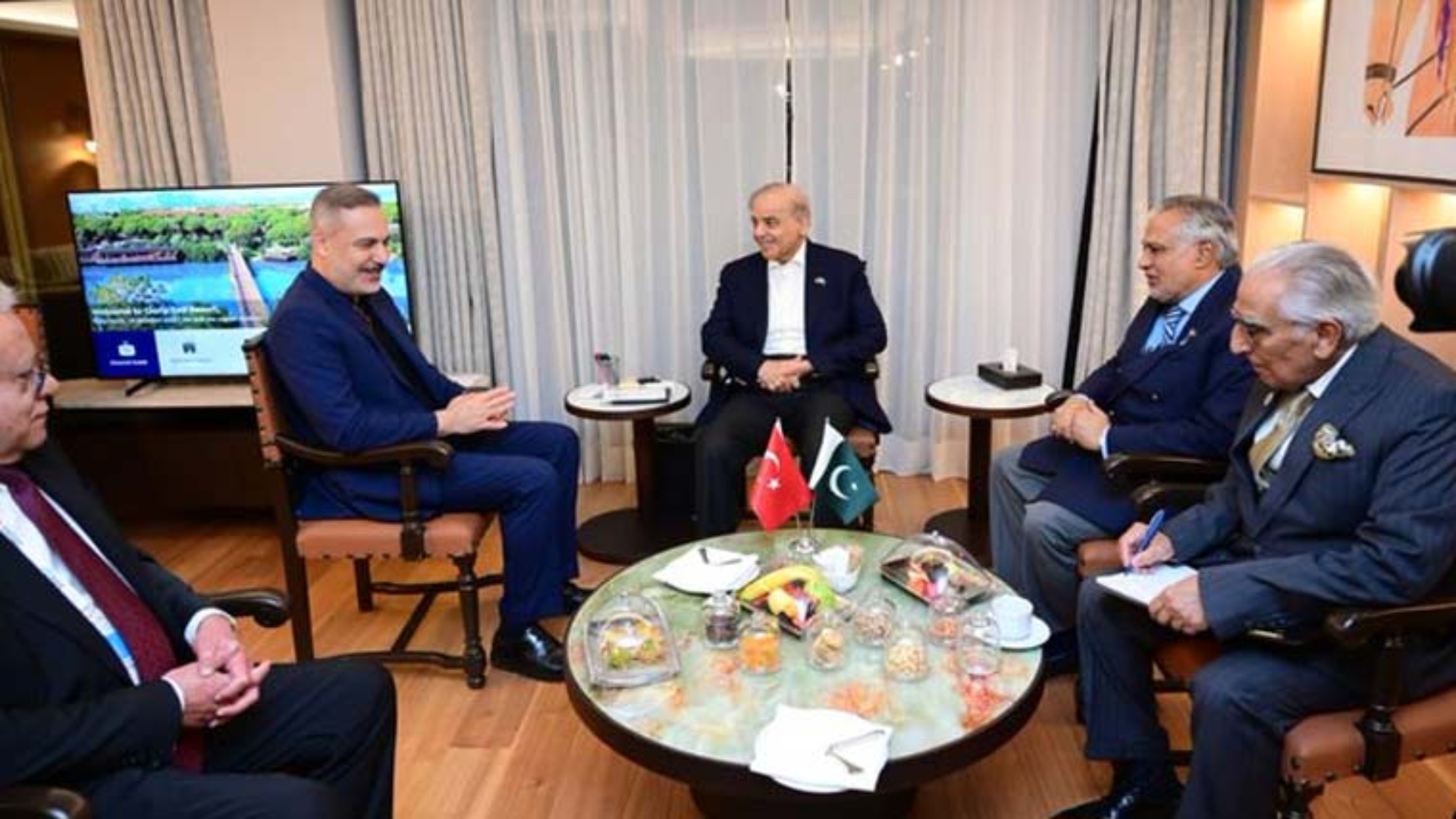 وزیرِاعظم شہباز شریف کی ترک وزیر خارجہ سے ملاقات