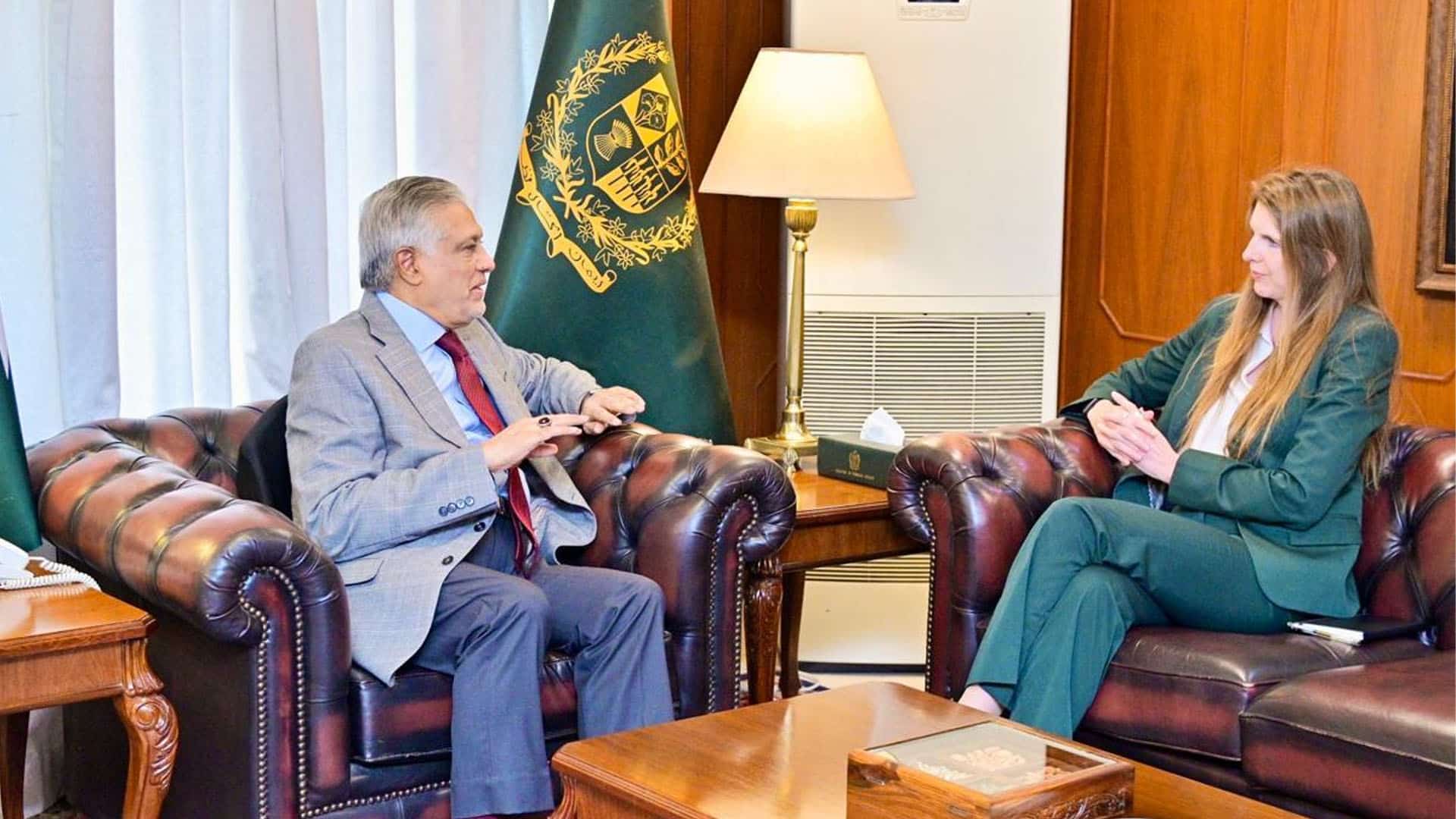 اسحاق ڈار اور برطانوی ہائی کمشنر کی ملاقات، خطے کی صورتحال اور سفارتی کوششوں پر گفتگو