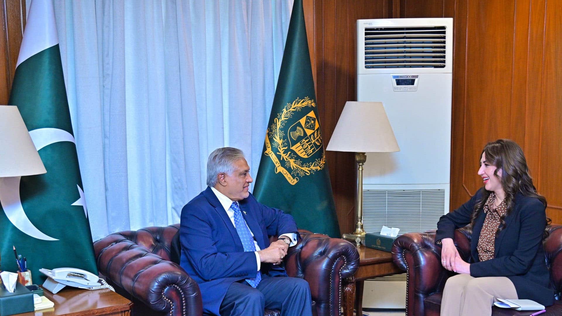 اسحاق ڈار کی امریکی ناظم الامور سے ملاقات،امریکہ ایران مذاکرات کے حوالے سے گفتگو