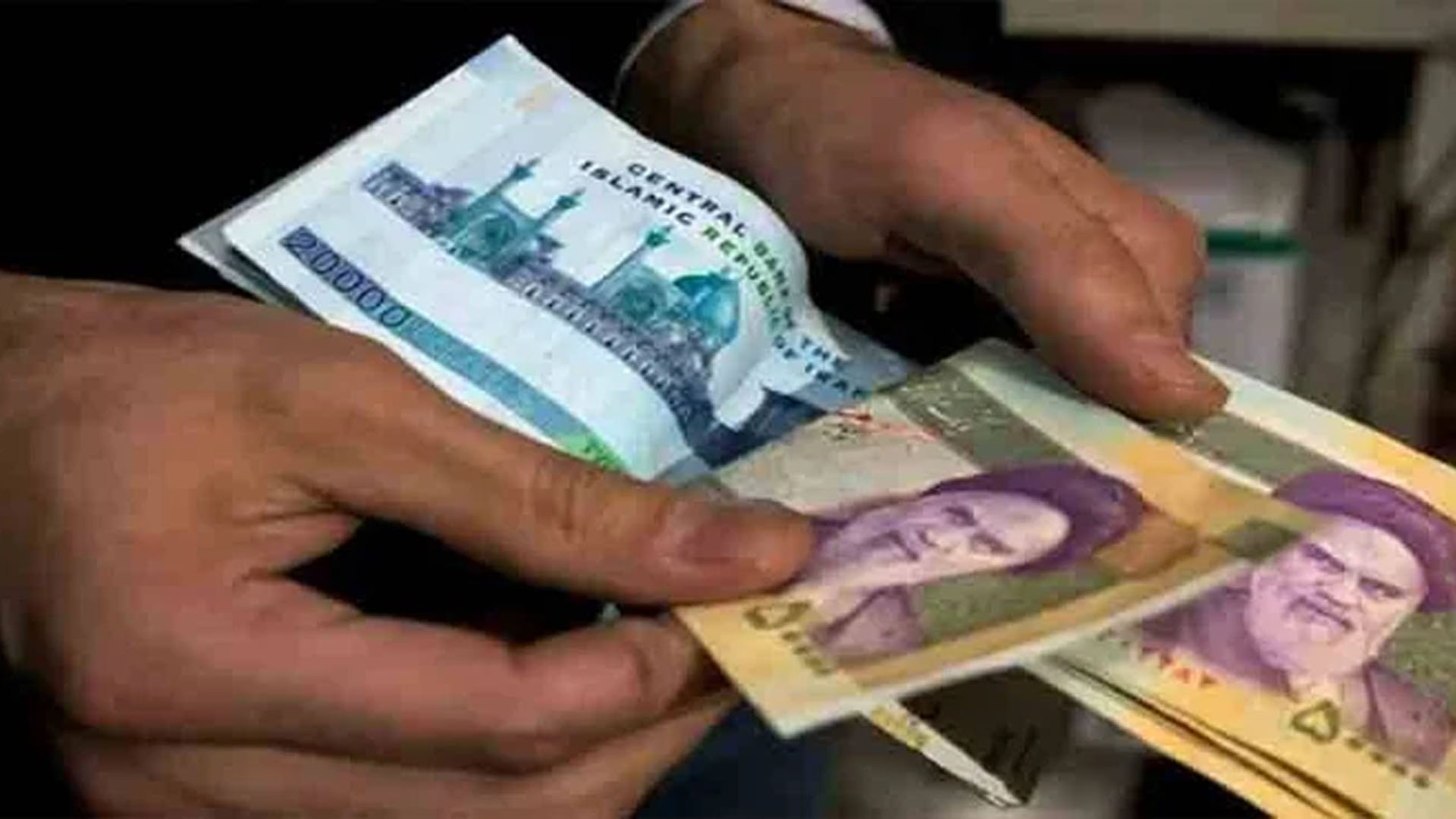 کیا واقعی ایرانی ریال سے لوگ امیر ہو رہے ہیں؟ ماہرین نے خطرے کی گھنٹی بجا دی