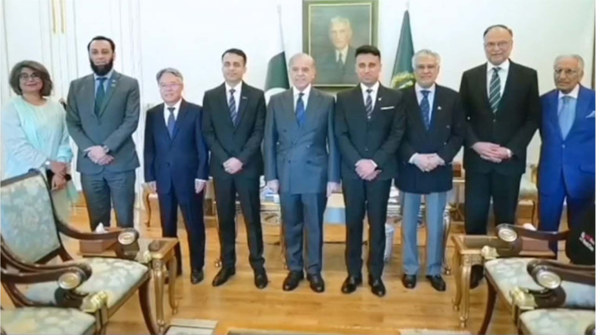 پاکستانی خلا بازوں کا تاریخی مشن، وزیرِ اعظم سے ملاقات