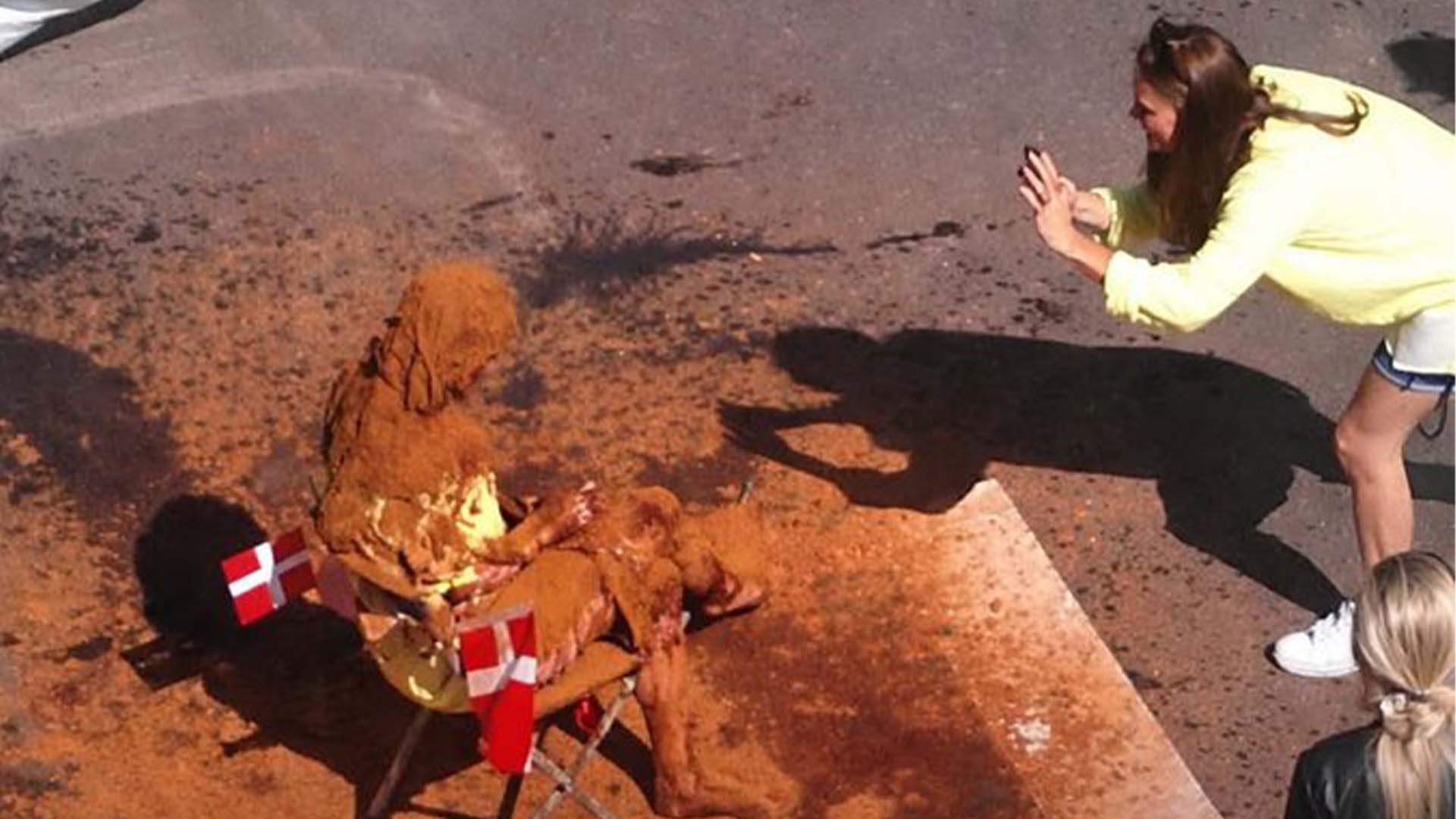 25 سال کی عمر تک غیر شادی شدہ افراد پر دار چینی ڈالنے کی انوکھی روایت