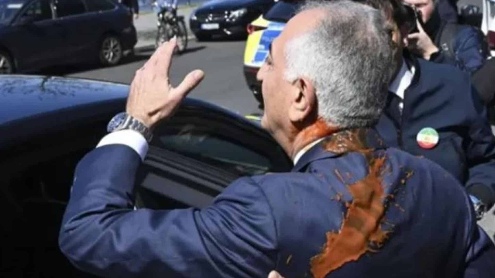 جلاوطن ایرانی رہنما اور امریکا کے قریبی سیاسی کردار رضا پہلوی پر کیچپ پھینک دی گئی