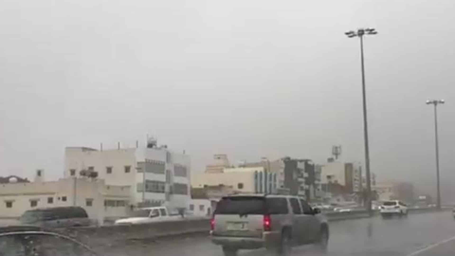 سعودی عرب کے علاقے القصیم میں موسلادھار بارش ا ورآندھی