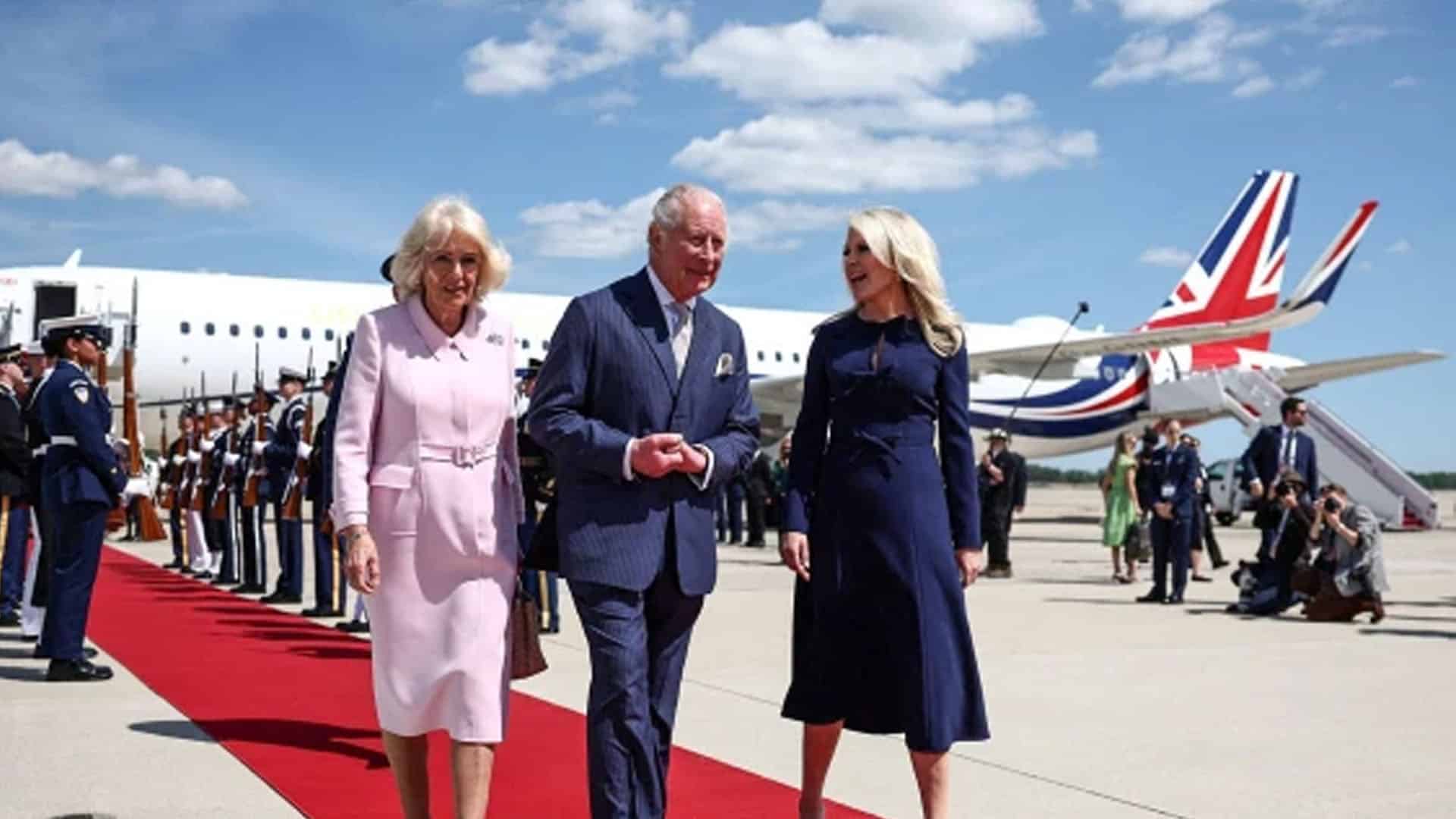 برطانیہ کے بادشاہ چارلس سوم اہلیہ کے ہمراہ سرکاری دورے پر امریکہ پہنچ گئے