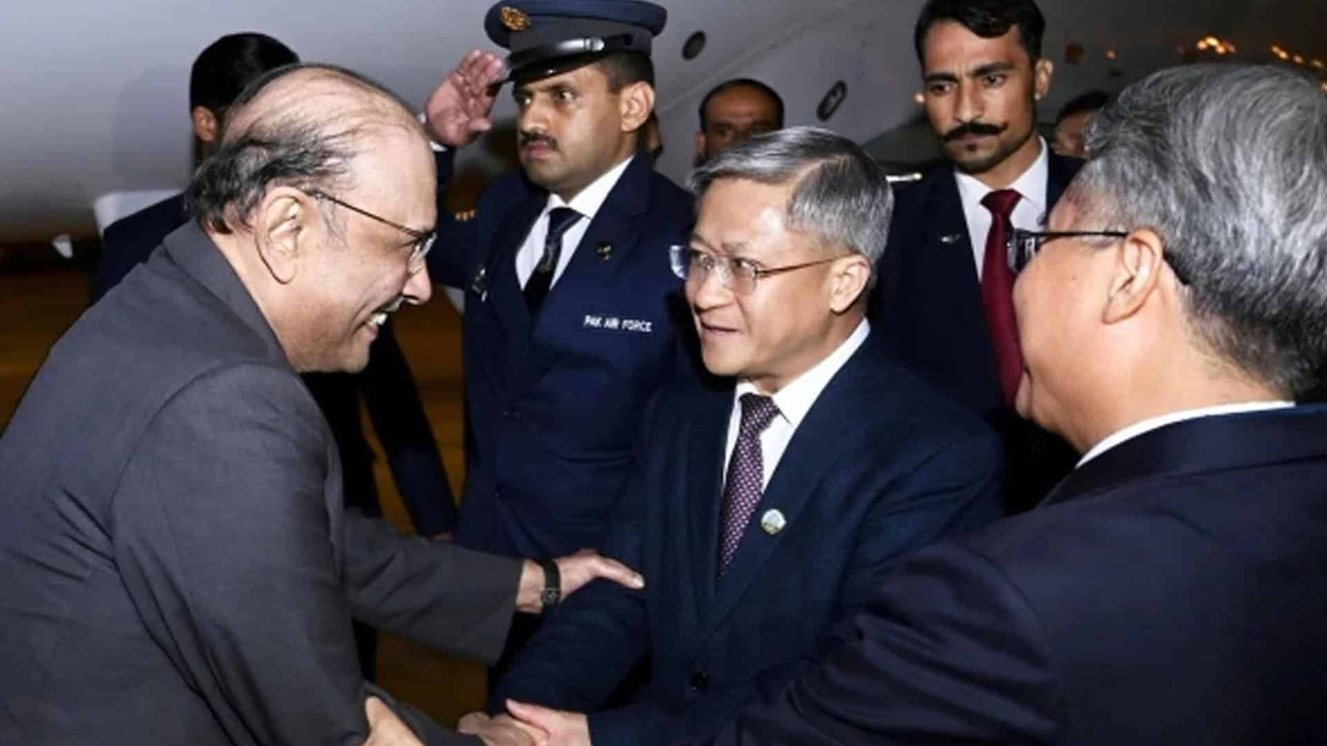 صدر مملکت آصف علی زرداری  5 روزہ دورے پر چین کے شہر چانگشا پہنچ گئے