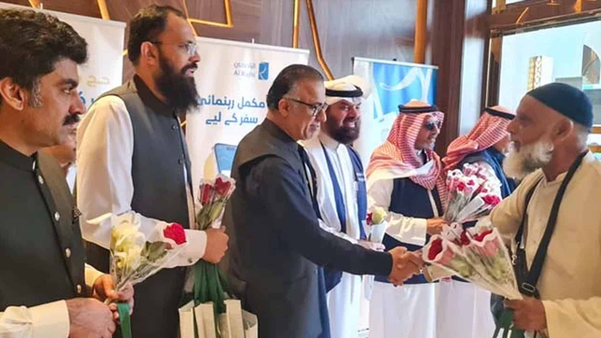 پاکستانی عازمینِ حج کی پہلی پرواز مدینہ منورہ پہنچ گئی،حج مشن نے استقبال کیا