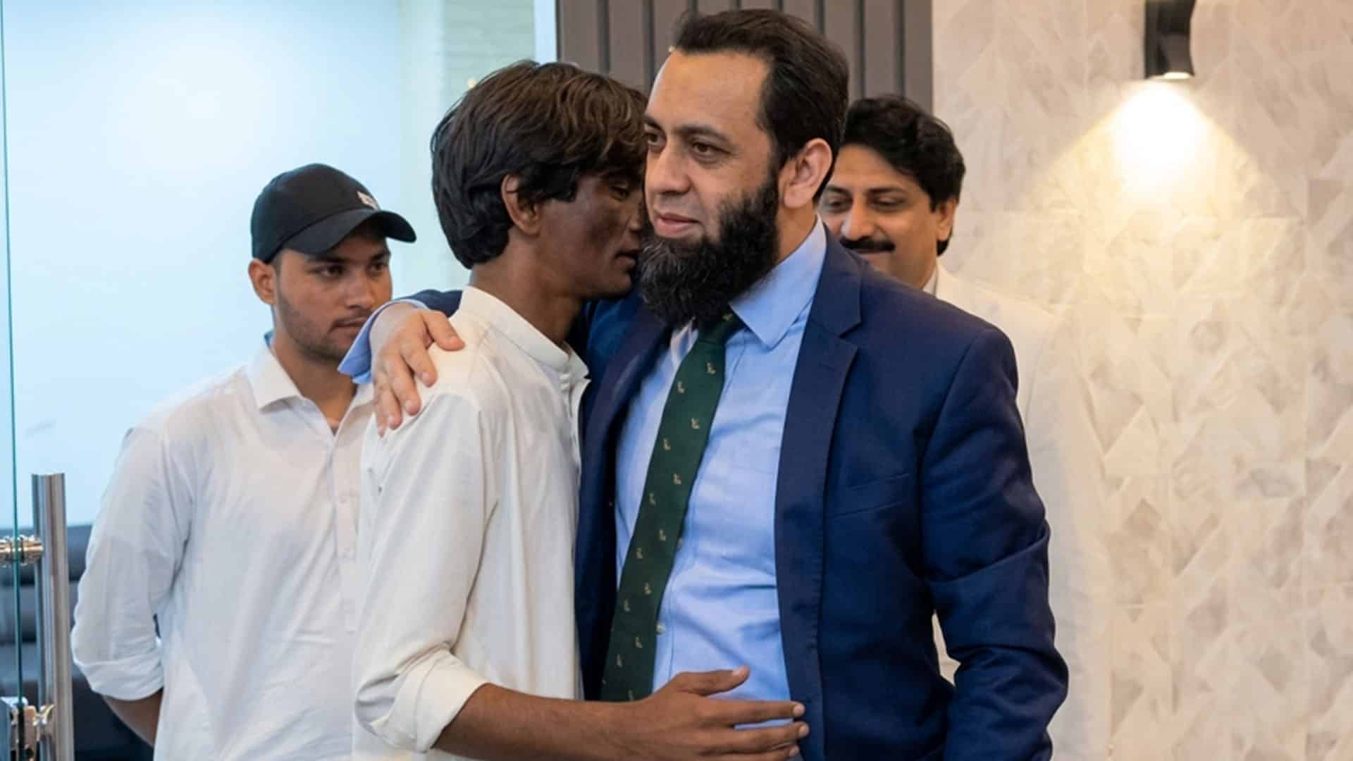 وزیر اطلا عات عطا تارڑ سے سندھ کے تعلیم یافتہ نوجوان کی ملاقات، ملازمت دلانے کی یقین دہانی