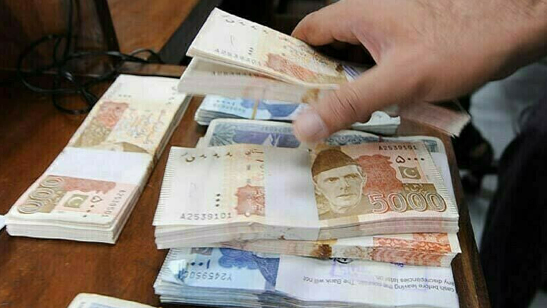 پاکستان میں ہر شہری پر کتنا قرض چڑھ گیا،دلچسپ اعدادوشمار سامنے آگئے