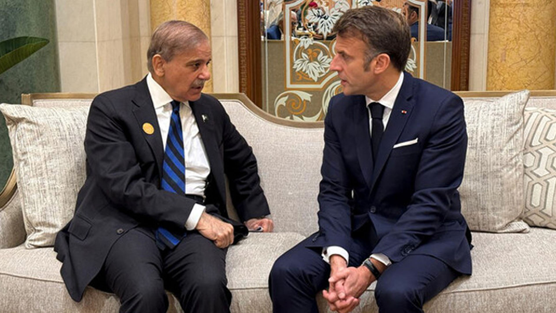 وزیر اعظم کو فرانسیسی صدر کا فون جنگ بندی، فریقین کو مذاکرات کی میز پر لانے میں ثالثی کی کوششوں پر مبارکباد