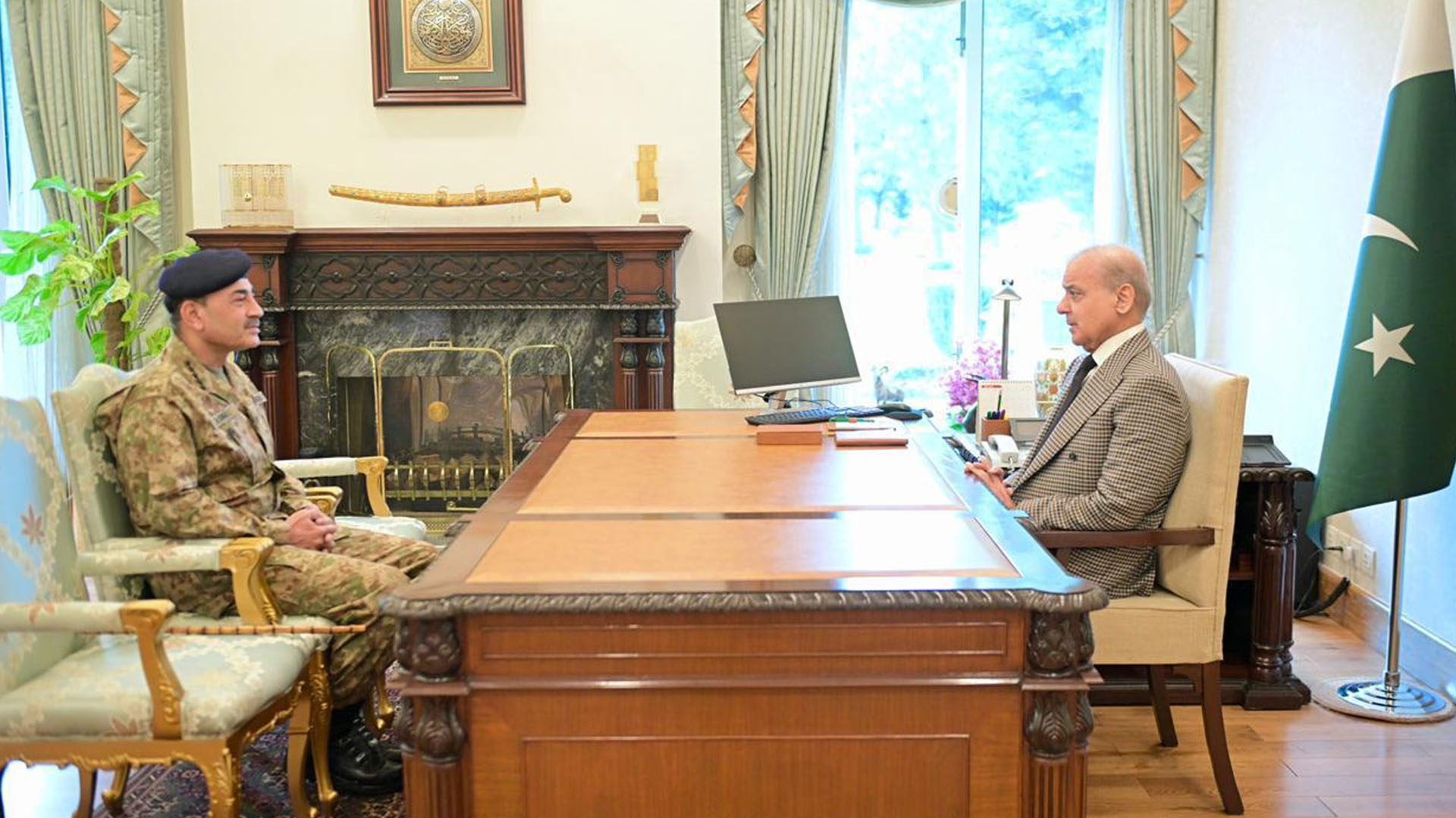 وزیر اعظم سے فیلڈ مارشل کی ملاقات، خطے میں پائیدار امن کیلئے ثالثی کردار جاری رکھنے کے عزم کا اعادہ