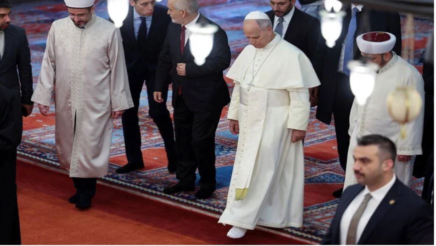 ٹرمپ اور پوپ لیو میں لفظی جنگ کےدوران پوپ کا مسجد کا دورہ ،جوتے اتار دیے،ایک نئی بحث شروع