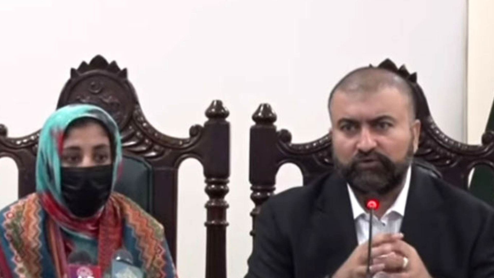 کیا فتنہ الہندوستان دہشتگرد اب خواتین کو ڈھال بنا رہے ہیں؟ سرفراز بگٹی کی پریس کانفرنس میں سنسنی خیز انکشافات