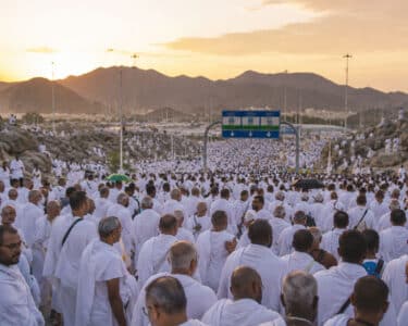 حج کا رکنِ اعظم ادا کرنے لاکھوں عازمین میدانِ عرفات روانہ، ایمان افروز مناظر