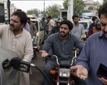5 روپے ’اونٹ کے منہ میں زیرہ‘ شہریوں نے پیٹرولیم مصنوعات کی نئی قیمتیں مسترد