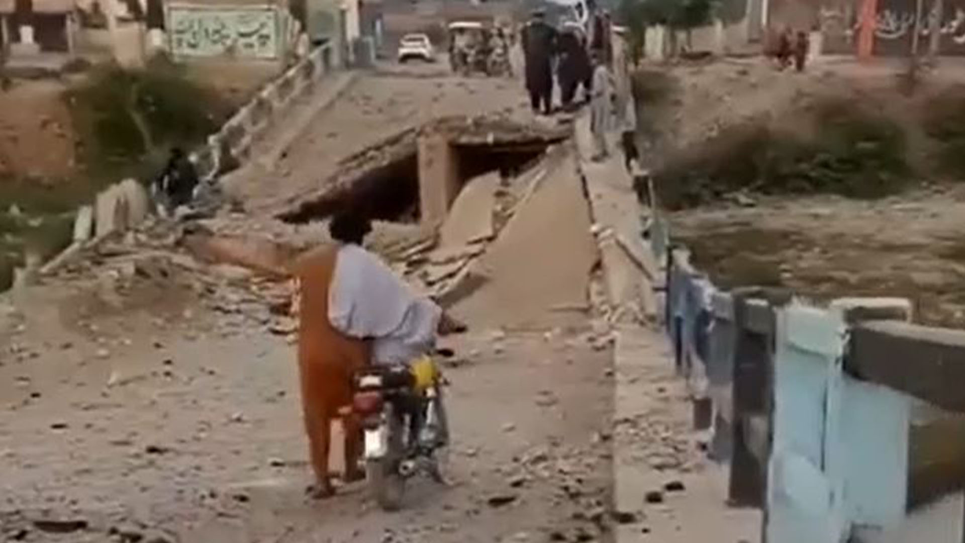 بنوں میں بڑا تخریبی حملہ، لورا پل بارودی دھماکے سے اڑا دیا گیا، چار لاکھ آبادی کا زمینی رابطہ منقطع