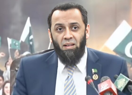 پاکستان کی سول و عسکری قیادت ایک پیج پر ہے، چیلنجز سے نمٹنے پر فیلڈ مارشل عاصم منیر کو خراجِ تحسین پیش کرتا ہوں ، عطاء تارڑ
