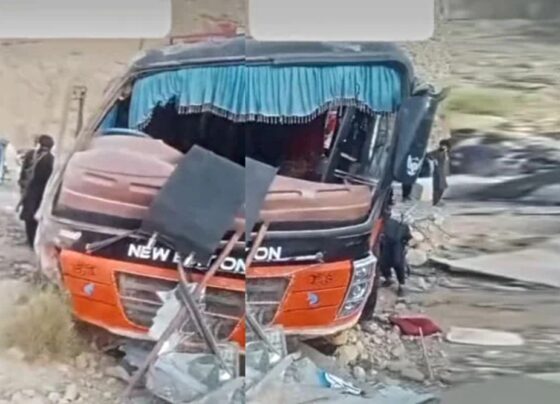 جھل مگسی : ایم 8 پر مسافر کوچ الٹنے سے 7 مسافرجاں بحق
