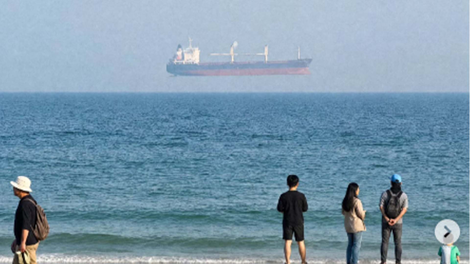 سمندر کے اوپر معلق نظر آنے والی کشتی، حقیقت سامنے آگئی