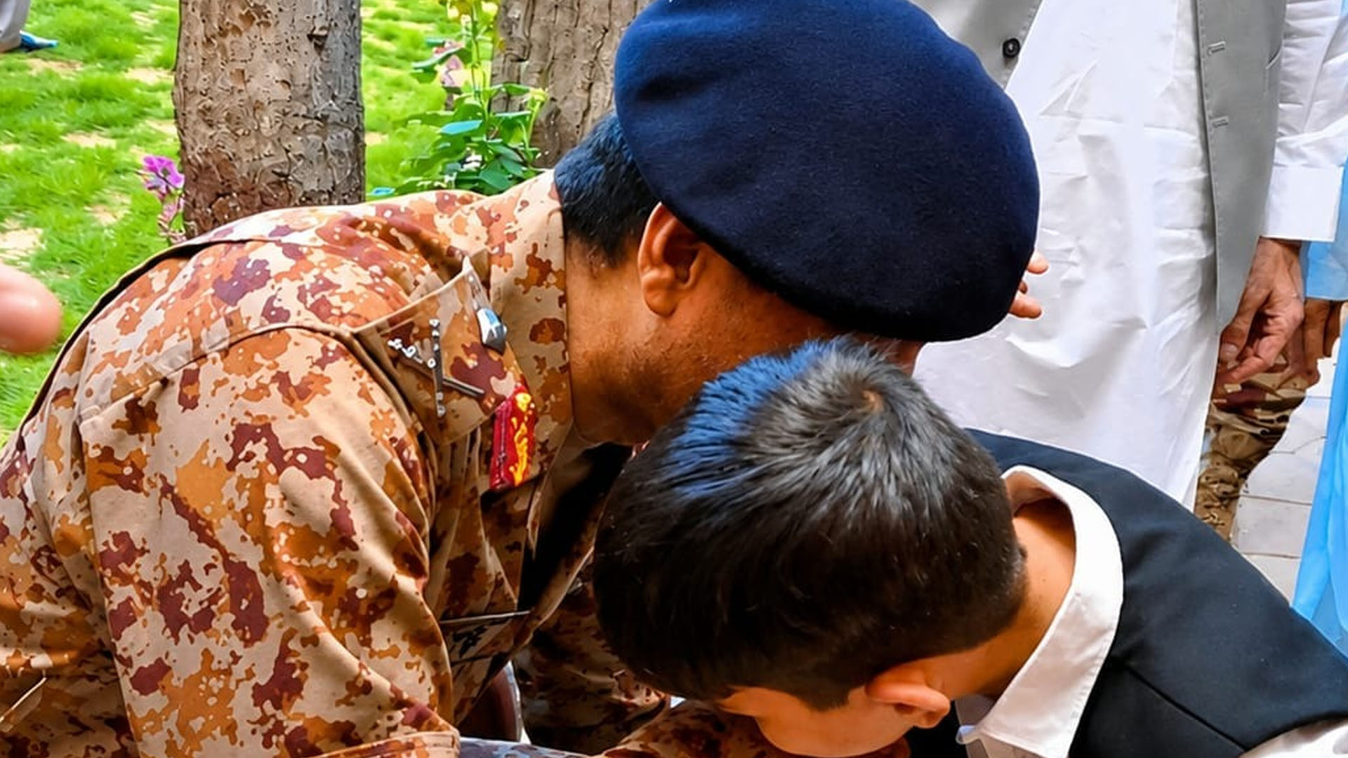 آئی جی ایف سی بلوچستان (نارتھ) کی شہید میجر انور کاکڑ کے گھر آمد، اہلِ خانہ سے اظہارِ تعزیت و یکجہتی