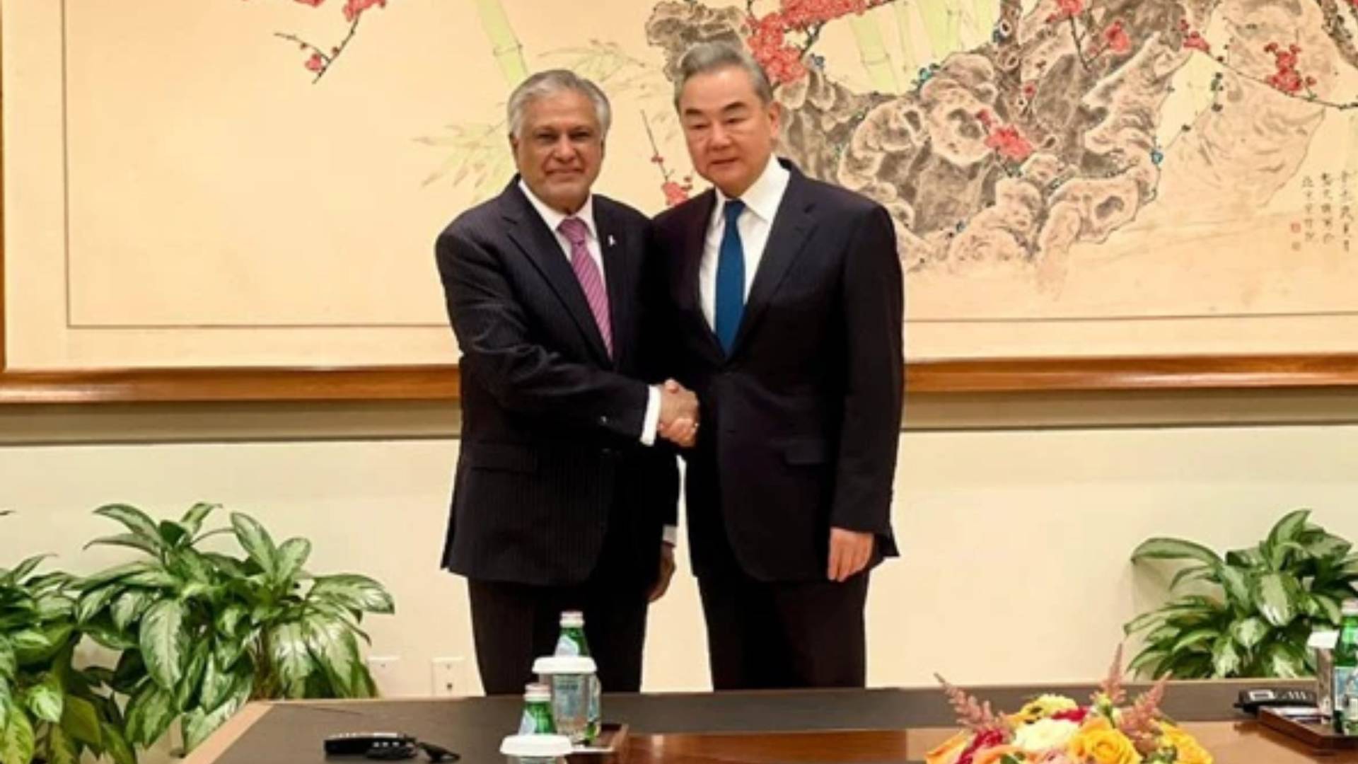 اسحاق ڈار اور چینی وزیر خارجہ کی نیویارک میں ملاقات، خطے میں امن ،باہمی تعاون کے فروغ پراتفاق
