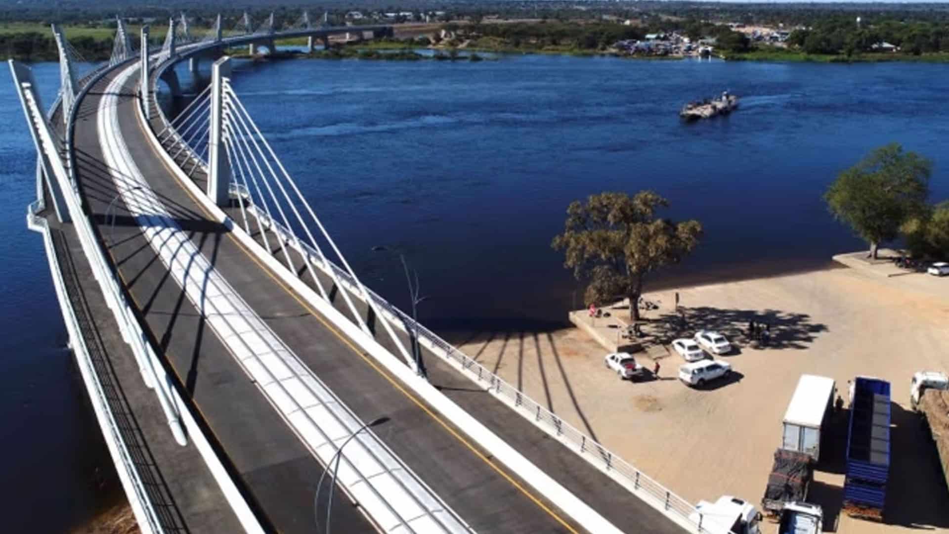 دنیا کا انوکھا پل جس پر کھڑے ہوجائیں تو ایک ساتھ 4 ممالک نظر آتے ہیں