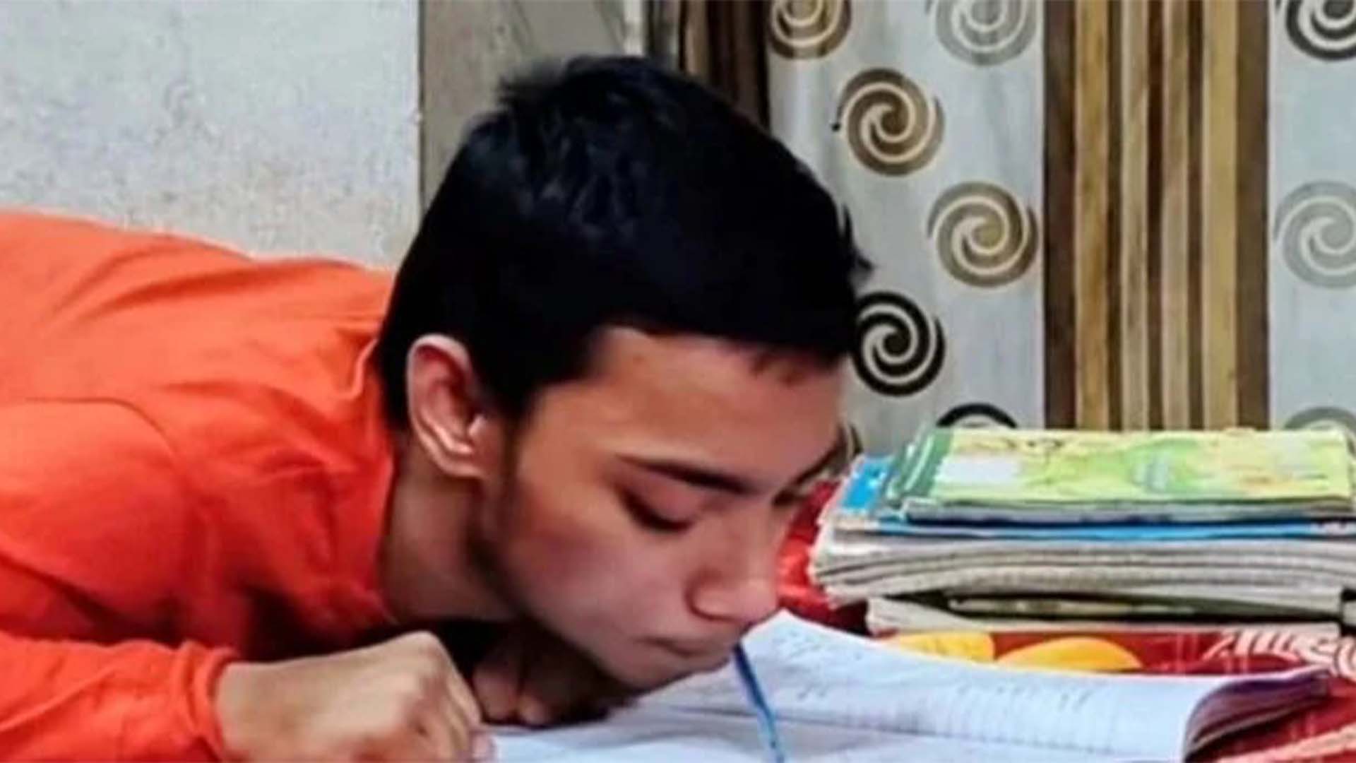 حوصلے کی مثال، معذور طالب علم نے منہ سے قلم پکڑ کر 93 فیصد نمبر حاصل کر لیے