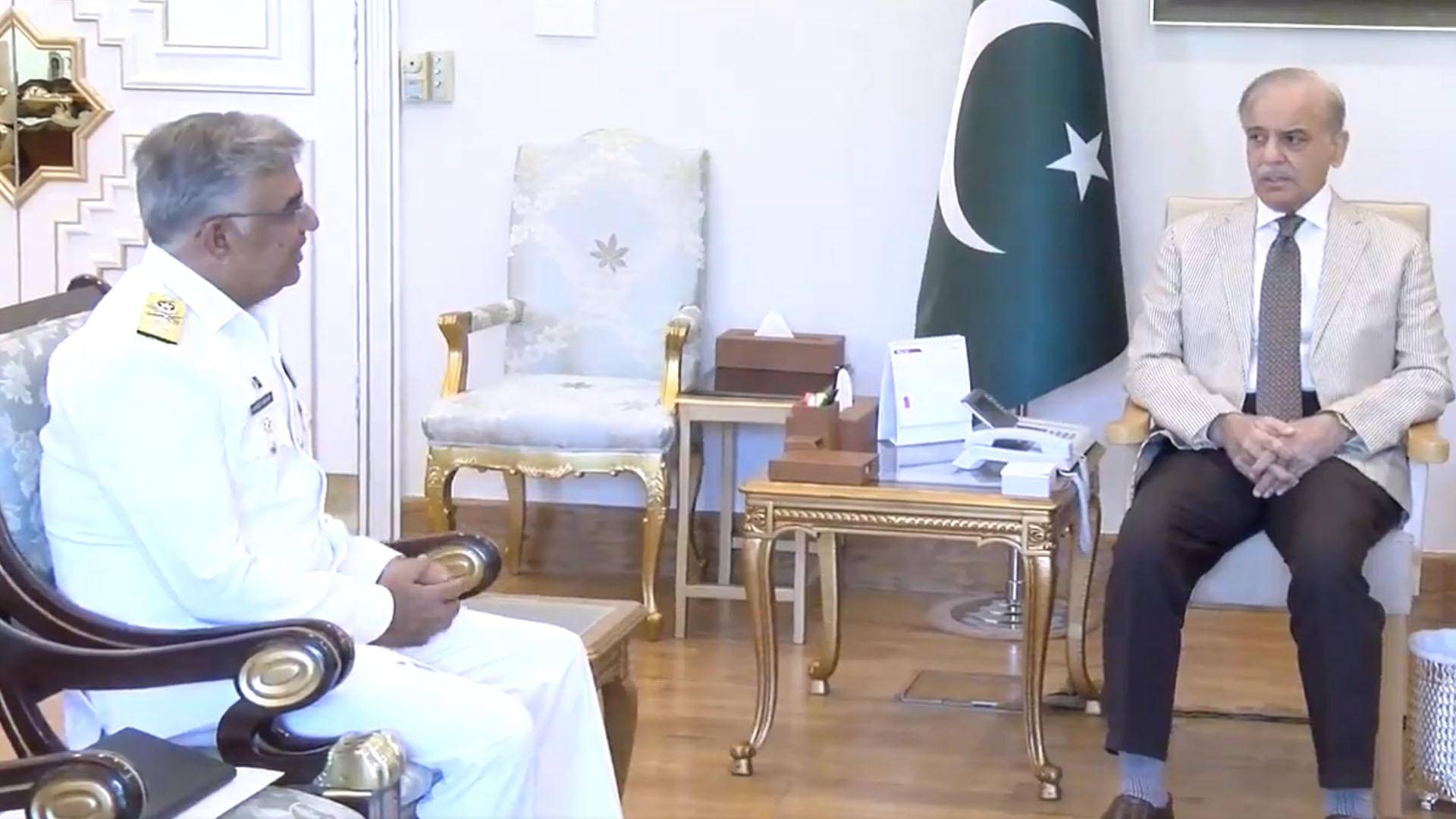 وزیرِ اعظم شہباز شریف اور پاک بحریہ کے سربراہ کی ملاقات، خطے کی صورتحال اور قومی سلامتی پر غور