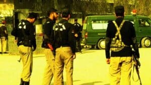 کوئٹہ میں  انتشاریوں کی چیک پوسٹ توڑنے کی کوشش، پتھرائو،ایف سی اہلکاروں  نے  درگت بنا کر حوالے پولیس کردئیے