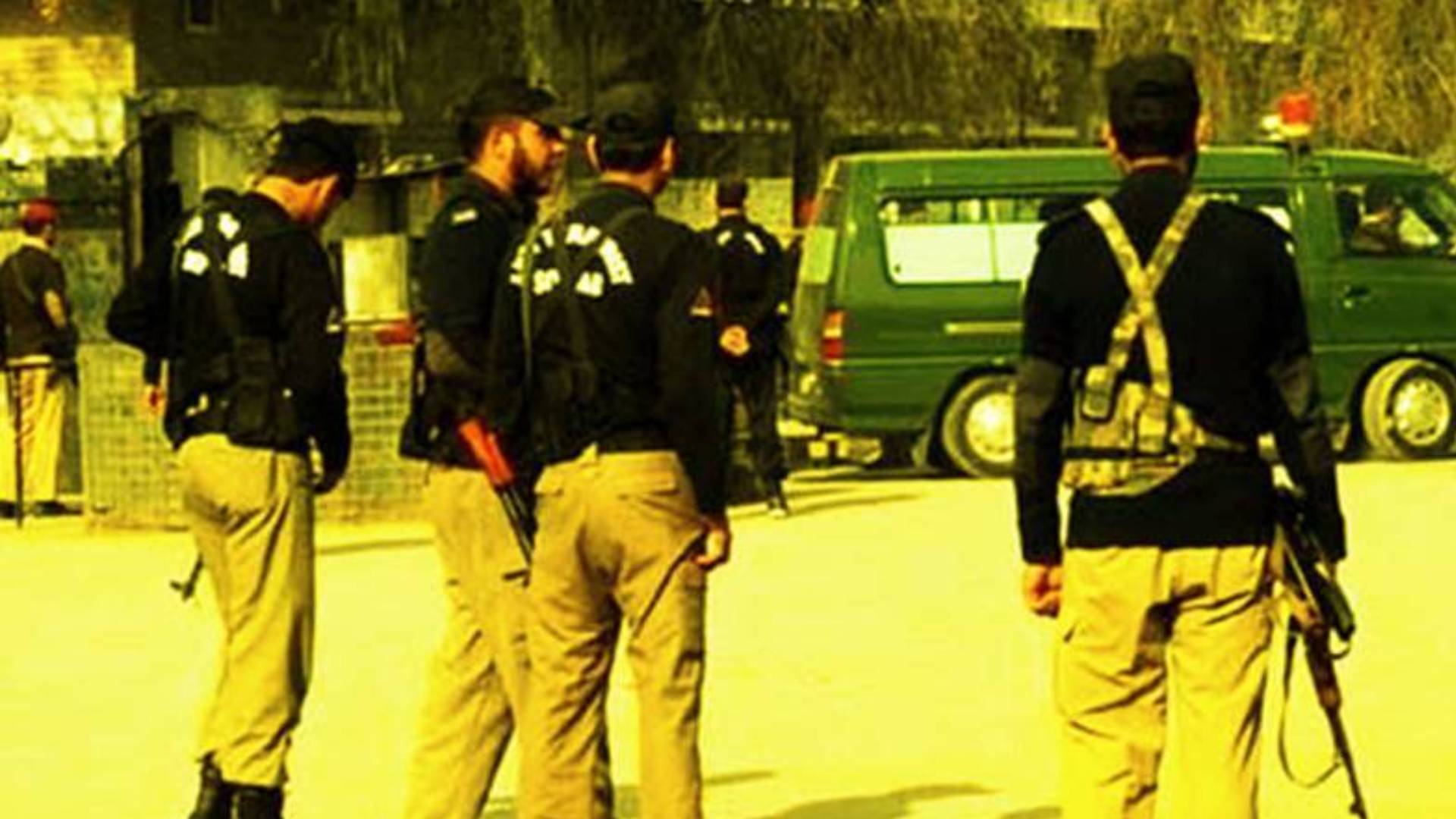 کوئٹہ میں  انتشاریوں کی چیک پوسٹ توڑنے کی کوشش، پتھرائو،ایف سی اہلکاروں  نے  درگت بنا کر حوالے پولیس کردئیے