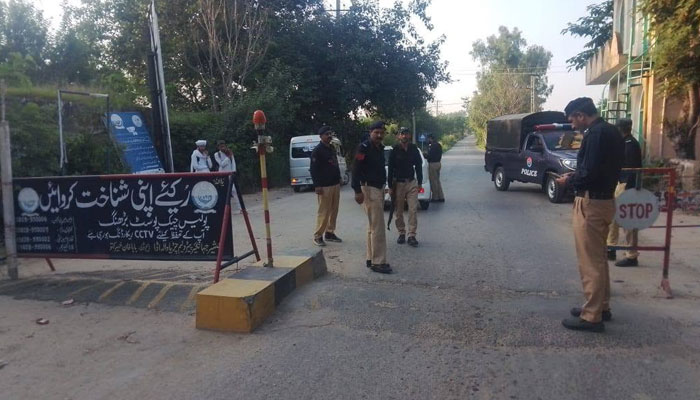 عوامی ایکشن کمیٹی نے دھل چیک پوسٹ کے قریب قانون نافذ کرنے والے اہلکاروں کو یرغمال بنا لیا