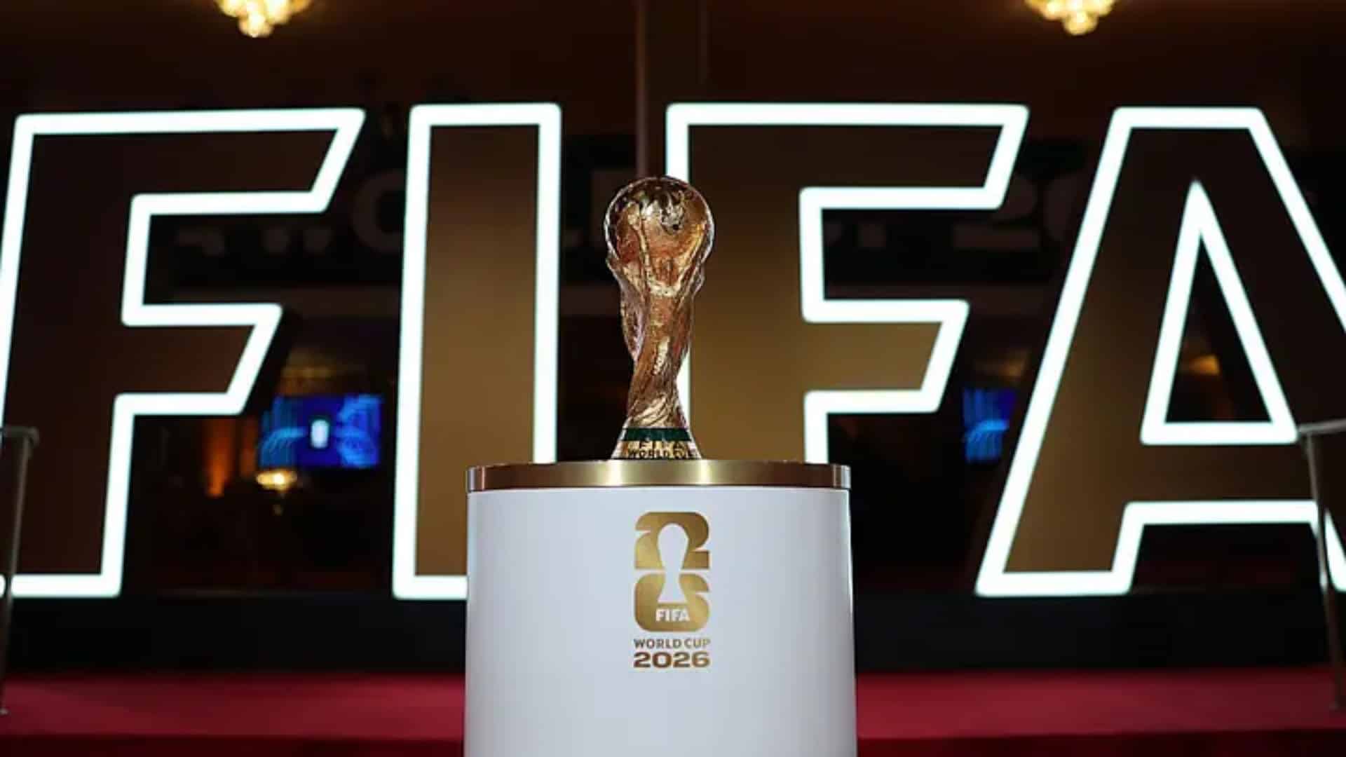 فیفا ورلڈکپ ٹرافی کی اصل مالیت کیا ہے؟ حیران کن اعداد و شمار سامنے آگئے