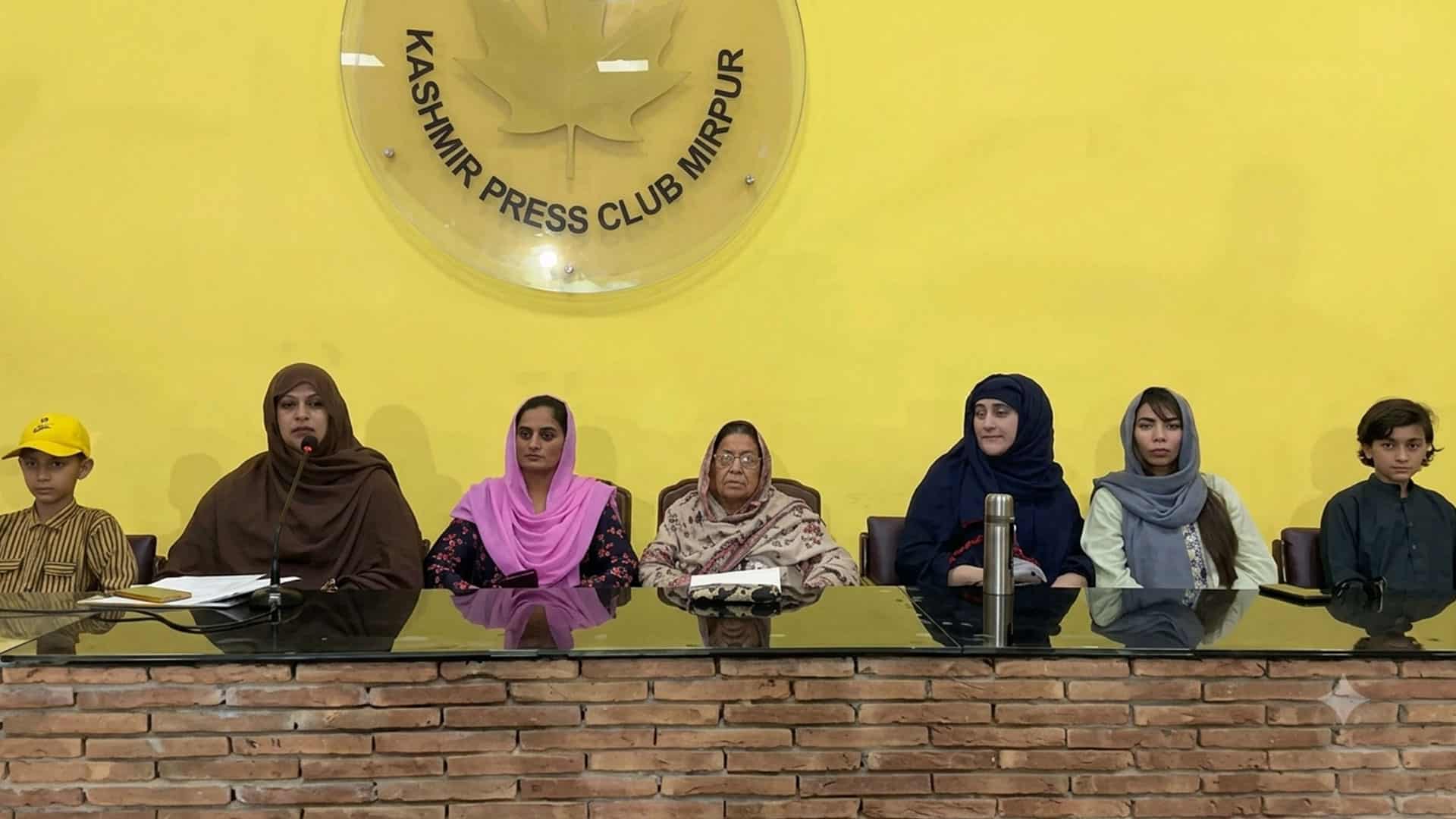 خواتین کا میرپور میں بڑا اجتماع، امن و استحکام کے حق میں آواز بلند، ’کالعدم عوامی ایکشن کمیٹی‘ کا بائیکاٹ
