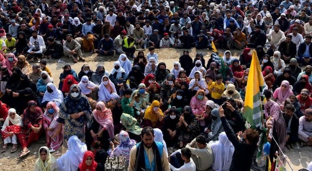 رینجرز، پولیس اور قانون نافد کرنے والے اداروں کے تازہ دم دستے  بڑی تعداد میں راولاکوٹ کے قریب پہنچ گئے