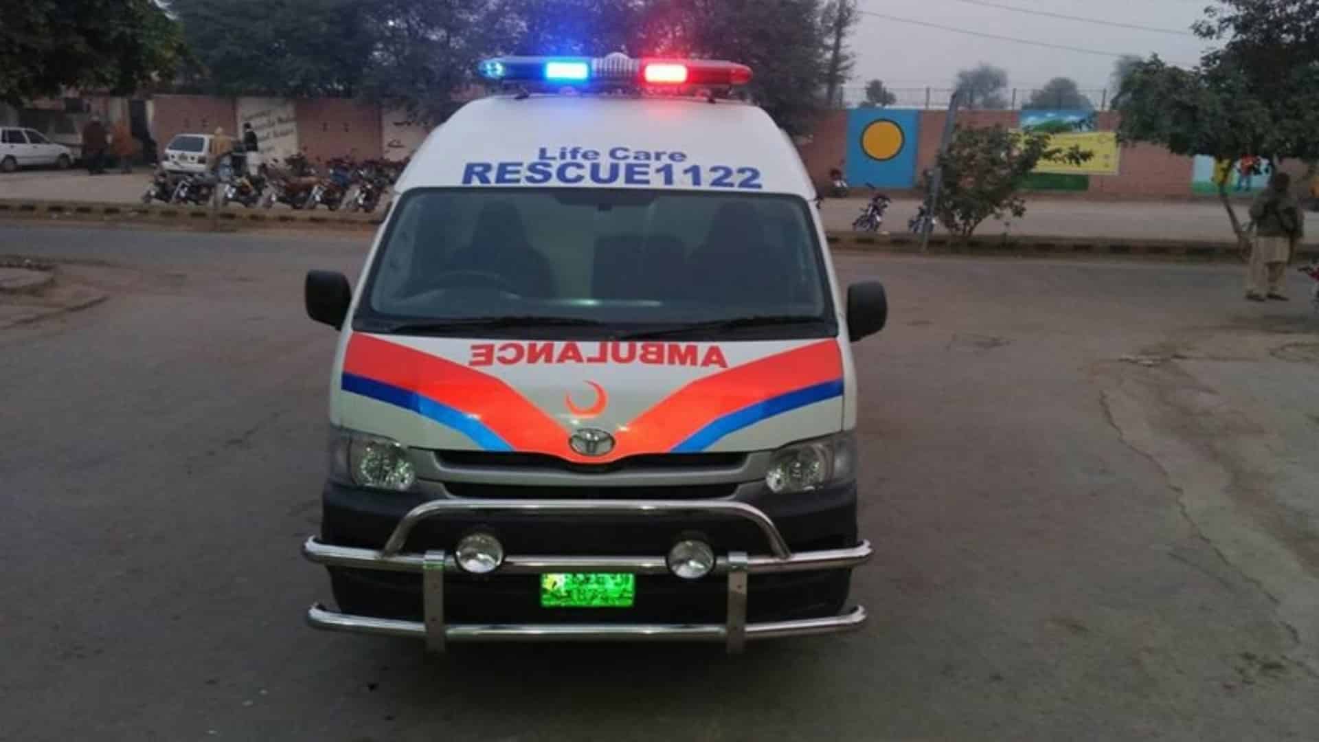 ڈسکہ میں تیز رفتار کار نے موٹرسائیکل سوار شہری کو 2 بیٹوں سمیت کچل دیا