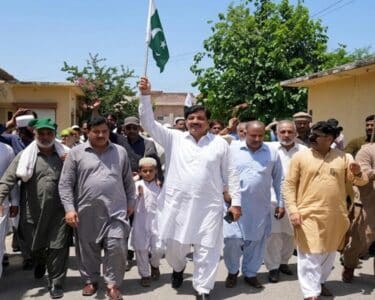 آزادکشمیر میں پاک فوج اور پاکستان سے اظہارِ یکجہتی ، غیور عوام سڑکوں پر نکل آئی