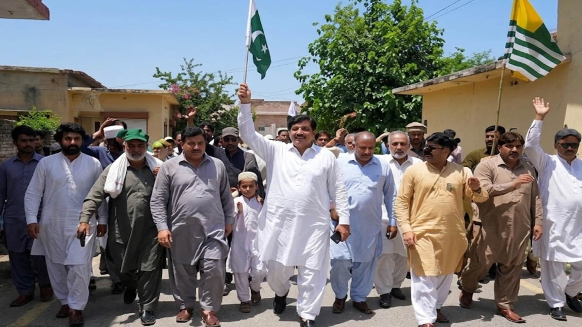 آزادکشمیر میں پاک فوج اور پاکستان سے اظہارِ یکجہتی ، غیور عوام نعرے لگاتی سڑکوں پر نکل آئی