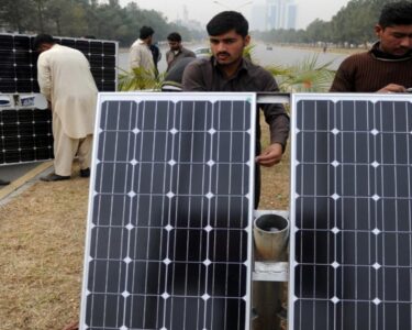 سولر صارفین کیلئے بری خبر ، قیمتوں میں ہوشربا اضافہ